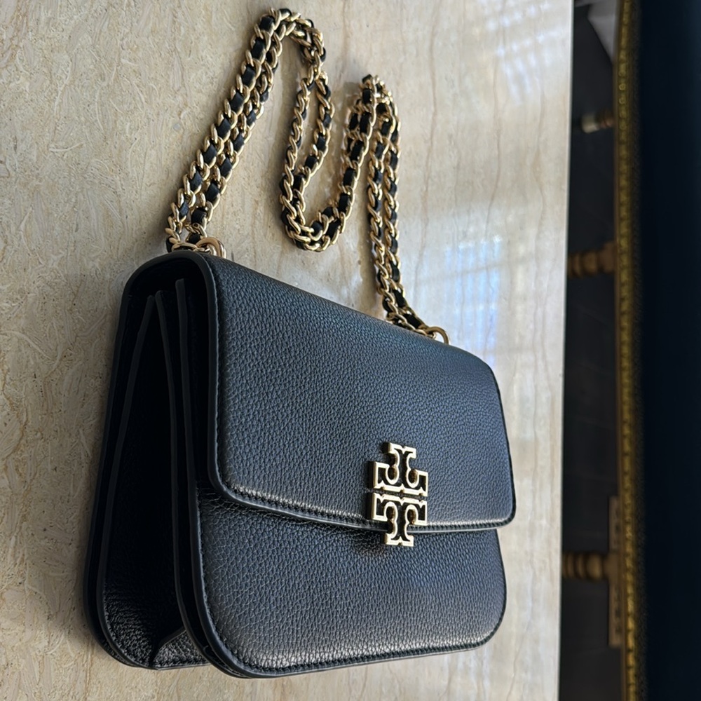 Brand new without tag, authentic Tory Burch Black Leather Crossbody Bag. - Picture 4 of 11